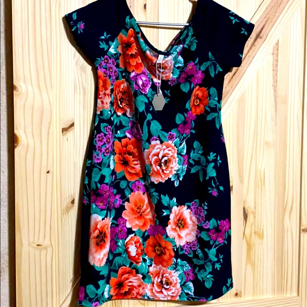 Women’s floral midi dress. New with tags!